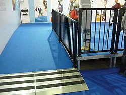 Breiter Auffahrkeil