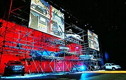 Fahrzeugpräsentation mit Bühnenpodesten und Gerüstunterbau